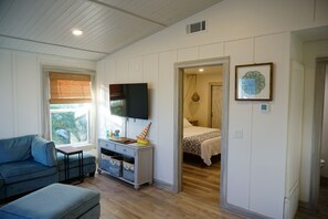 2 bedrooms, iron/ironing board, free WiFi, bed sheets - Pet Friendly! Steps to white sandy beaches and the bay!  Automatic discounts applied for stays longer than 7 days and 30 days! (Bradenton Beach)