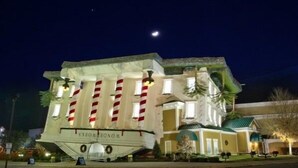 Un hotel con un diseño arquitectónico único, que presenta una gran estructura iluminada con forma de barco.