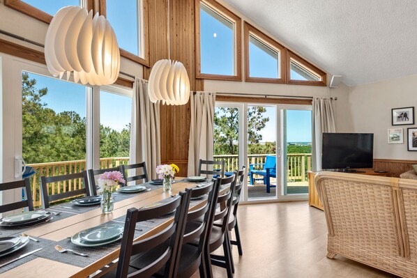 TV, DVD player - Duck Side of the Moon: Oceanside, Saltwater Pool (Duck)