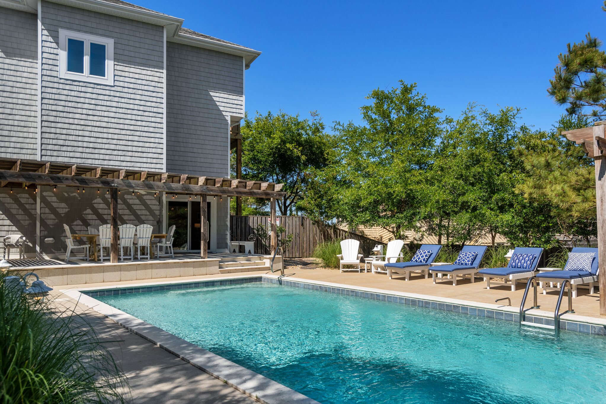 Duck Side of the Moon: Oceanside home, great backyard, saltwater pool and pergol