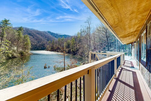 Private eco-retreat with screened porch, play area, & wood stove