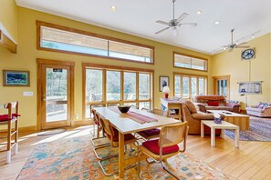 TV, fireplace, DVD player, books