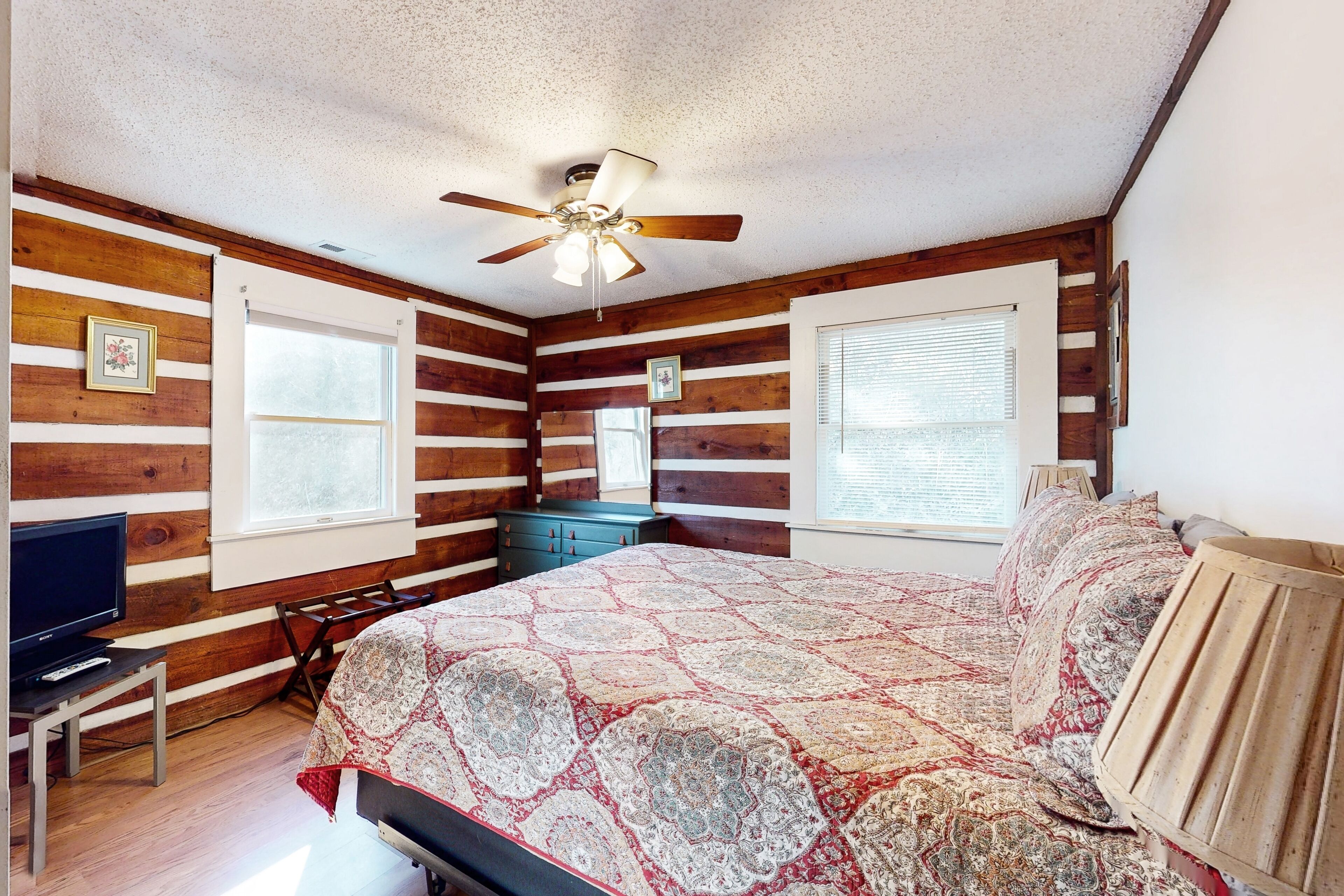 2 bedrooms, iron/ironing board, internet, bed sheets