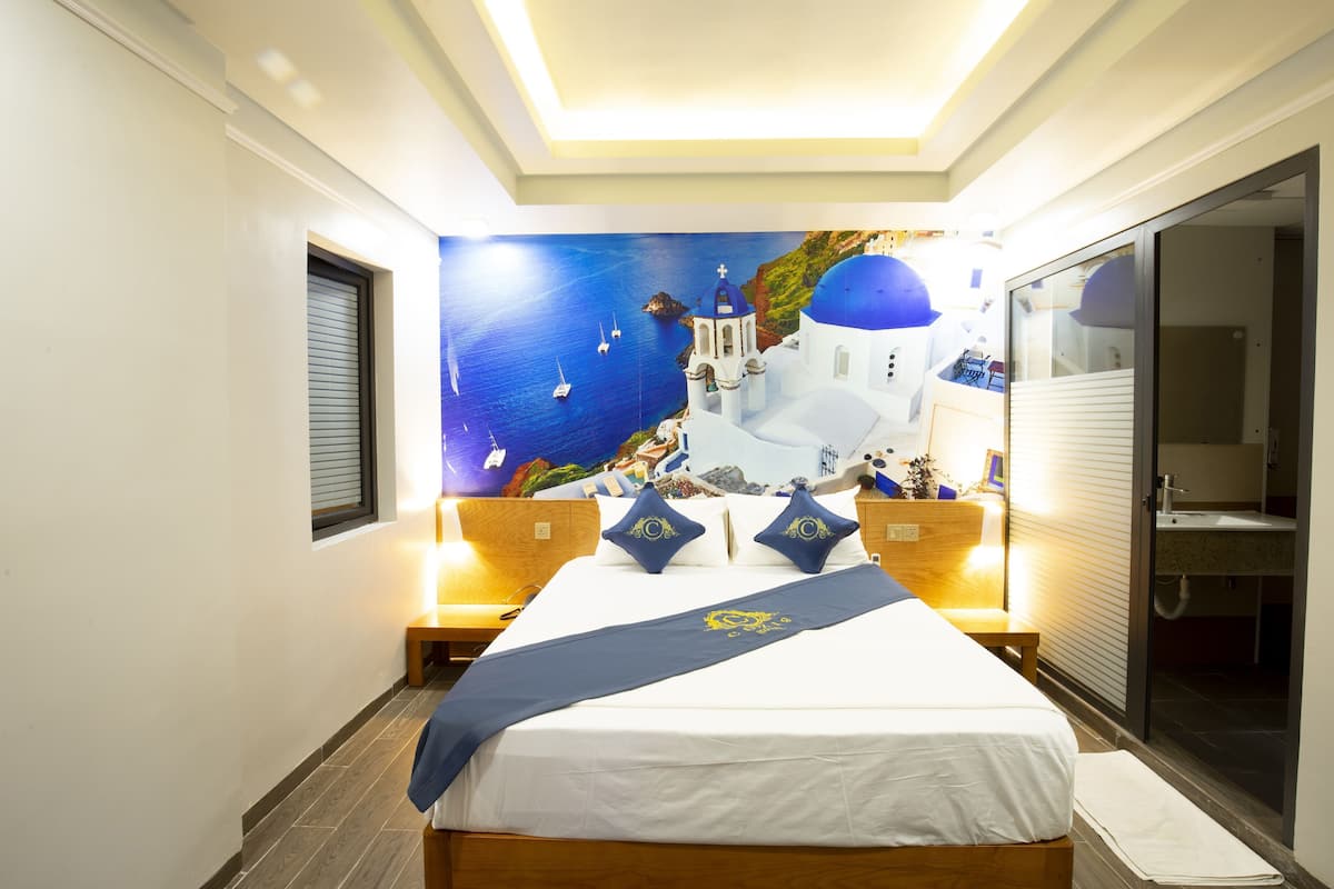 Bộ đồ giường cao cấp, nệm có lớp đệm bông, bàn 