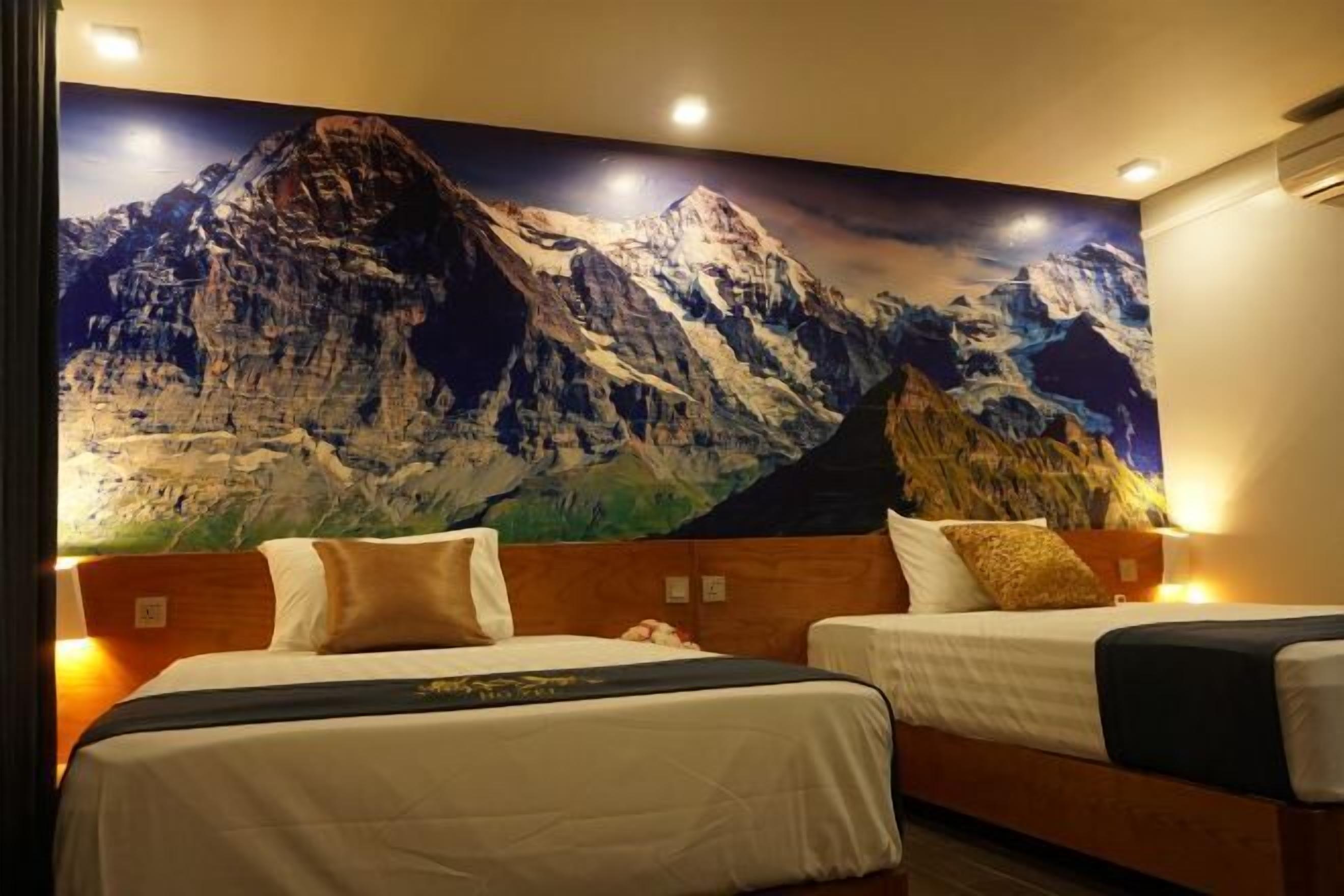 Luxe beddengoed, pillowtop-bedden, een bureau, een laptopwerkplek