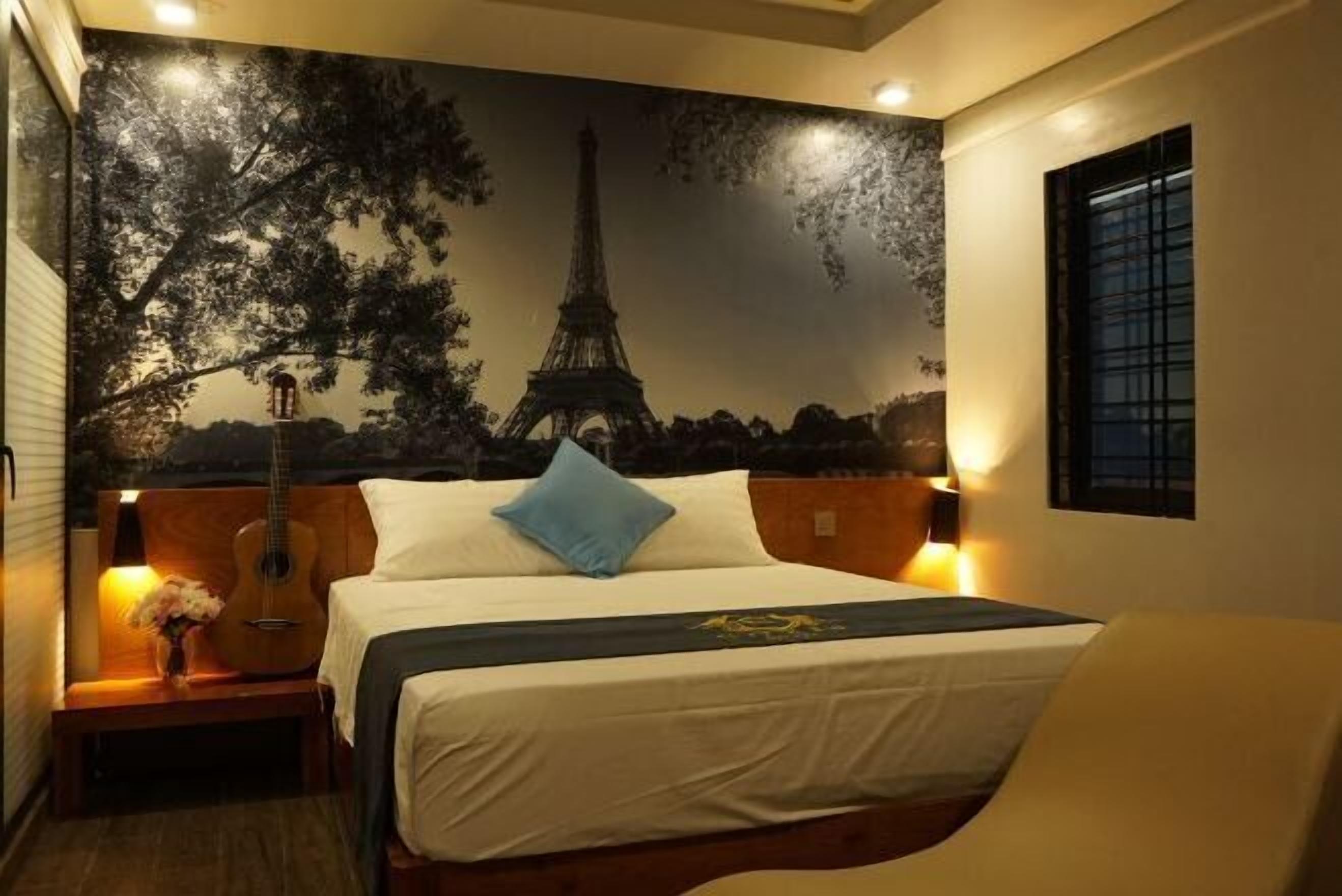 Luxe beddengoed, pillowtop-bedden, een bureau, een laptopwerkplek