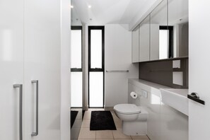 Design Apartment, City View | Bathroom | Shower, free toiletries, towels, soap - Sky 1 BDR South Yarra Apartment (South Yarra)