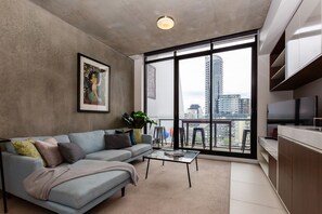 Design-Apartment, Stadtblick | Wohnbereich | Fernseher