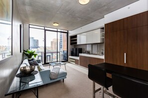 Design-Apartment, Stadtblick | Wohnbereich | Fernseher