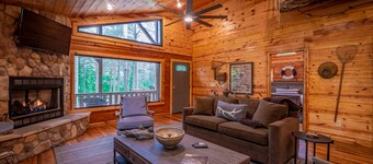 Serene Luxury cabin for Families/Couples! Mins away from lakes/activities
