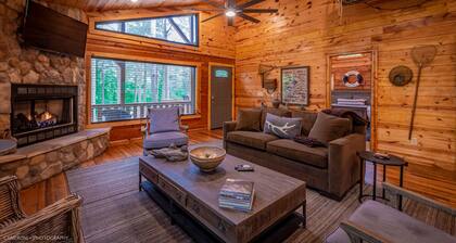 Serene Luxury cabin for Families/Couples! Mins away from lakes/activities