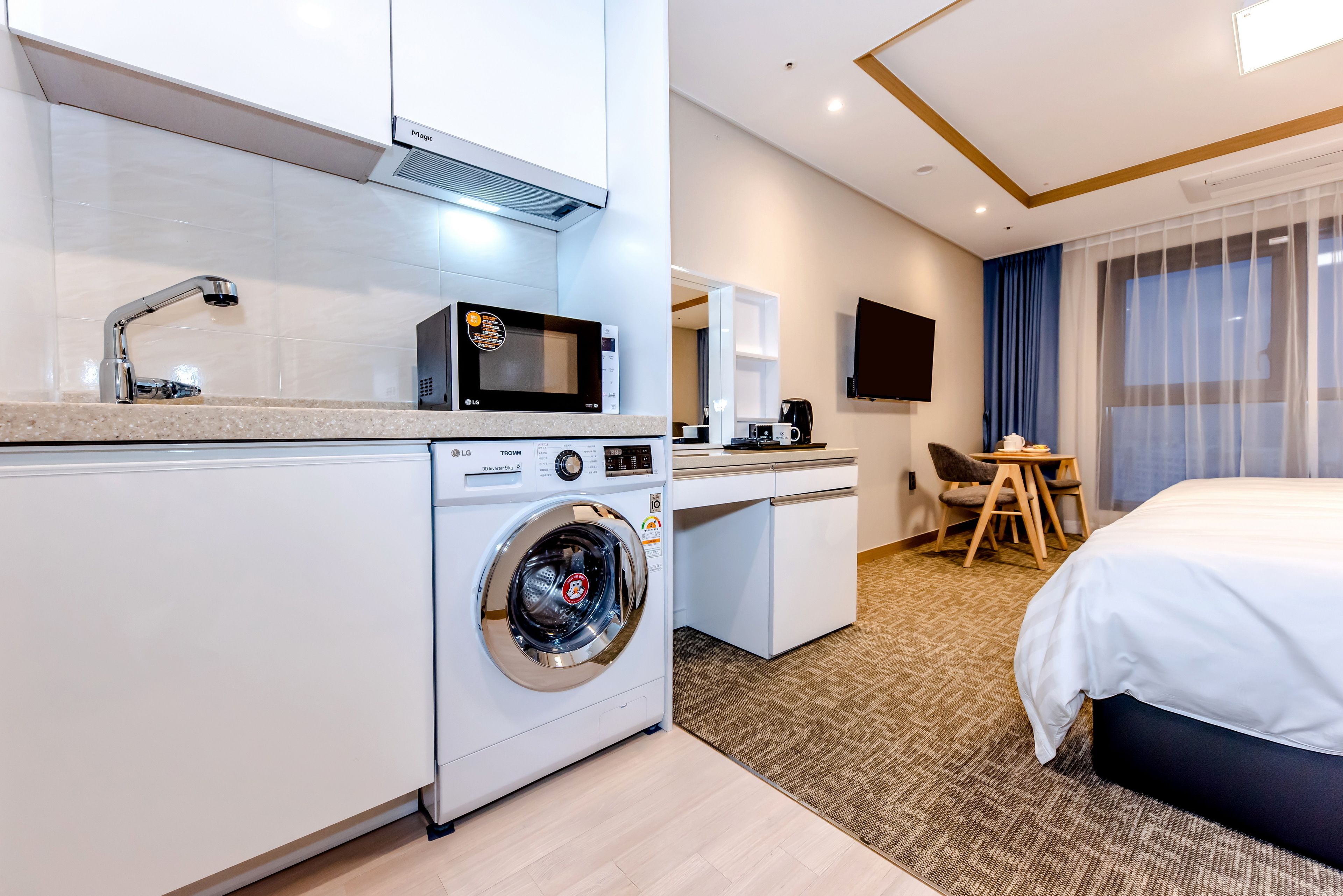 premium twin room, ocean view | down duvets, desk, soundproofing, iron/ironing board