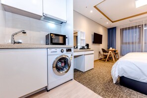 Premium-Zweibettzimmer, Meerblick | Daunenbettdecken, Schreibtisch, schallisolierte Zimmer