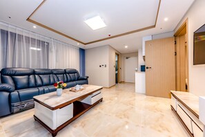 Familien-Suite | Wohnzimmer | Flachbildfernseher