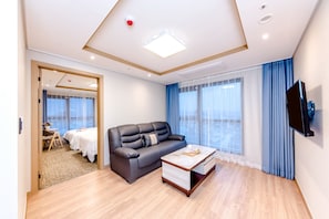 Suite (Twin) | Oppholdsrom | Flatskjerm-TV