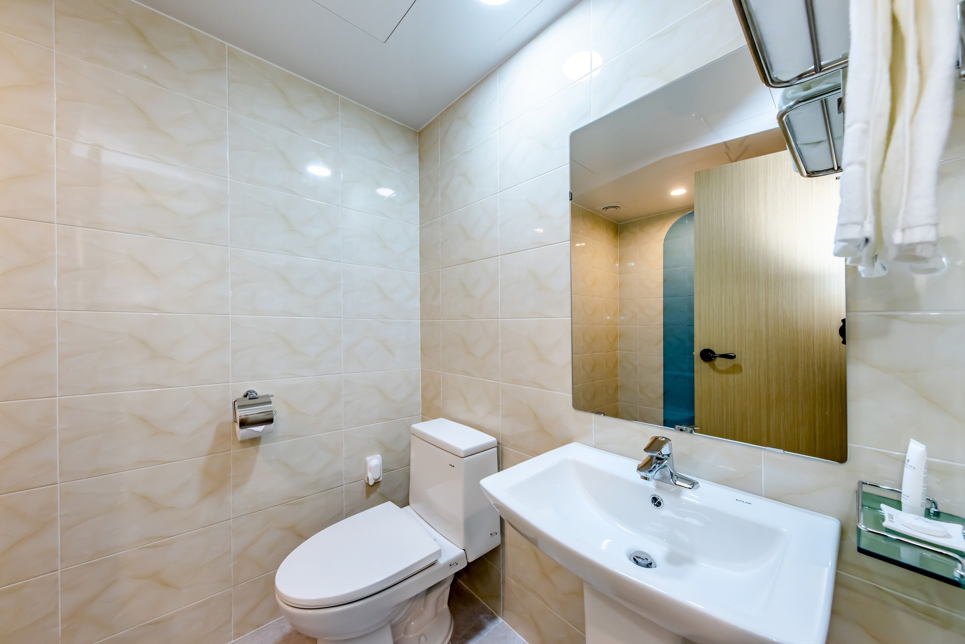 shower, free toiletries, hair dryer, slippers