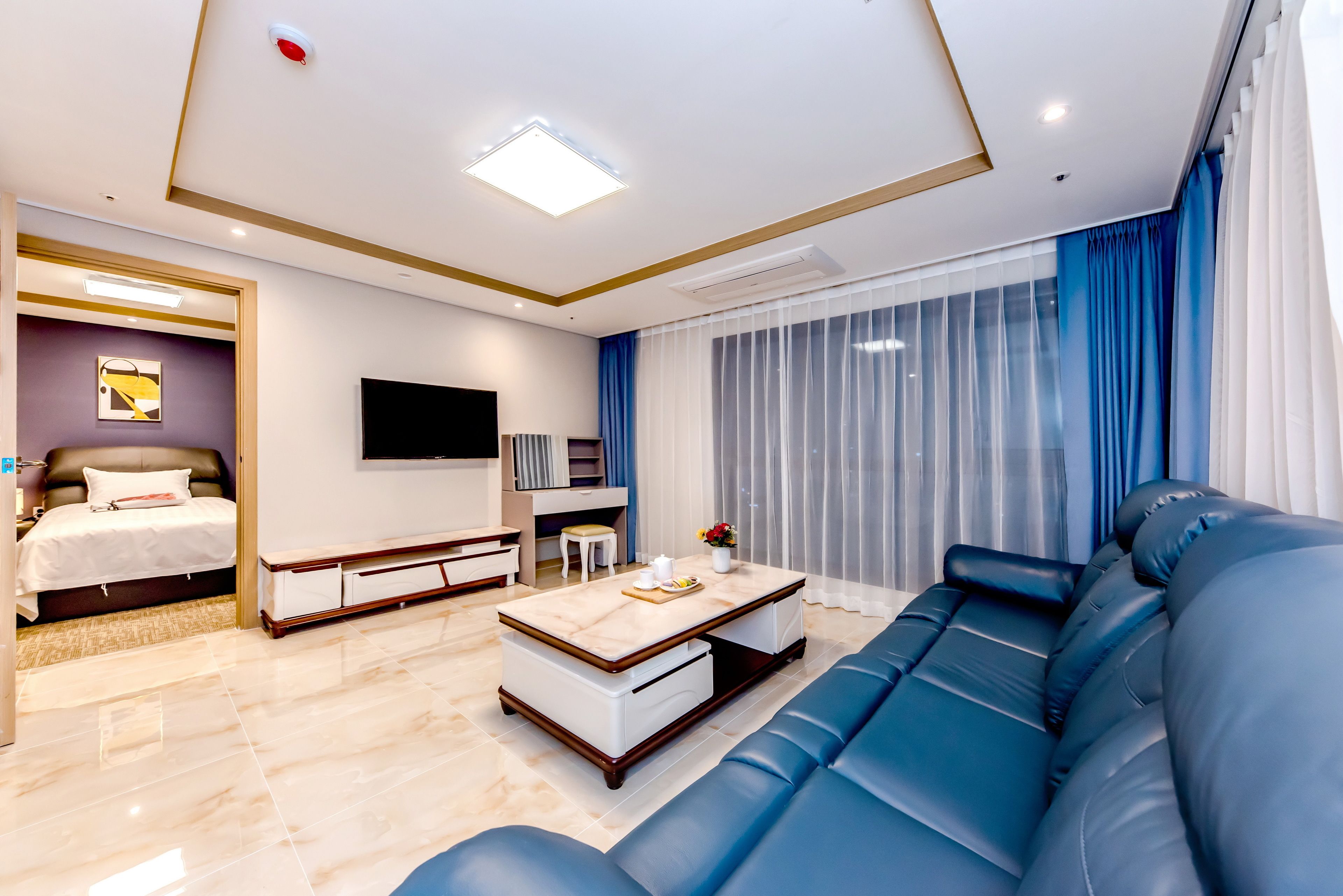 family suite | living room | flat-screen tv
