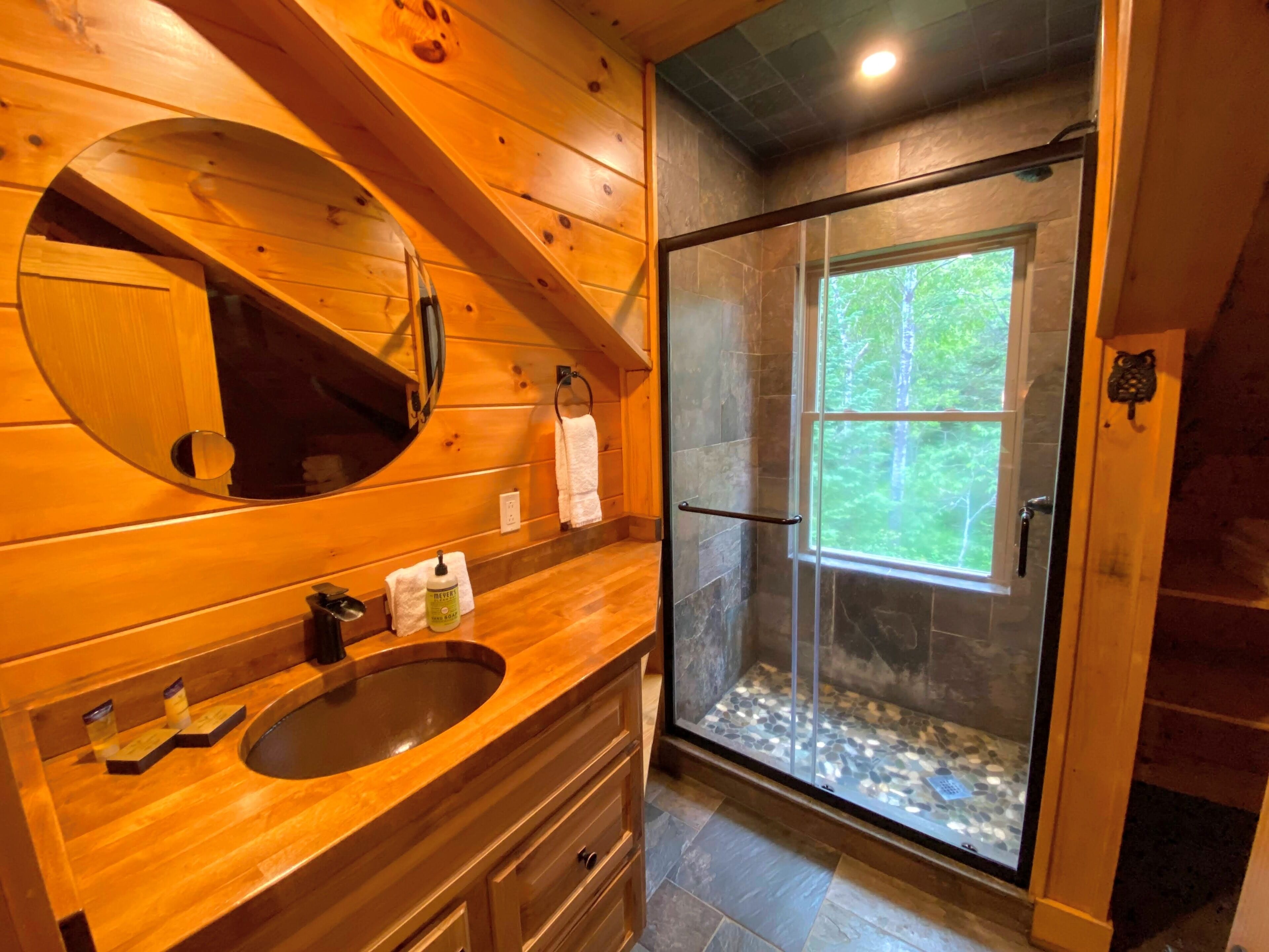 Combined shower/tub, hair dryer, towels