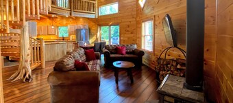 Unique 'yurt' home in Bretton Woods 1 mi to skiing, firepit, beach! Hot tub and Dog friendly!