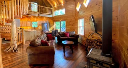 Unique 'yurt' home in Bretton Woods 1 mi to skiing, firepit, beach! Hot tub and Dog friendly!