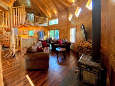 Unique 'yurt' home in Bretton Woods 1 mi to skiing, firepit, beach! Hot tub and Dog friendly!