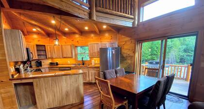 Unique 'yurt' home in Bretton Woods 1 mi to skiing, firepit, beach! Hot tub and Dog friendly!
