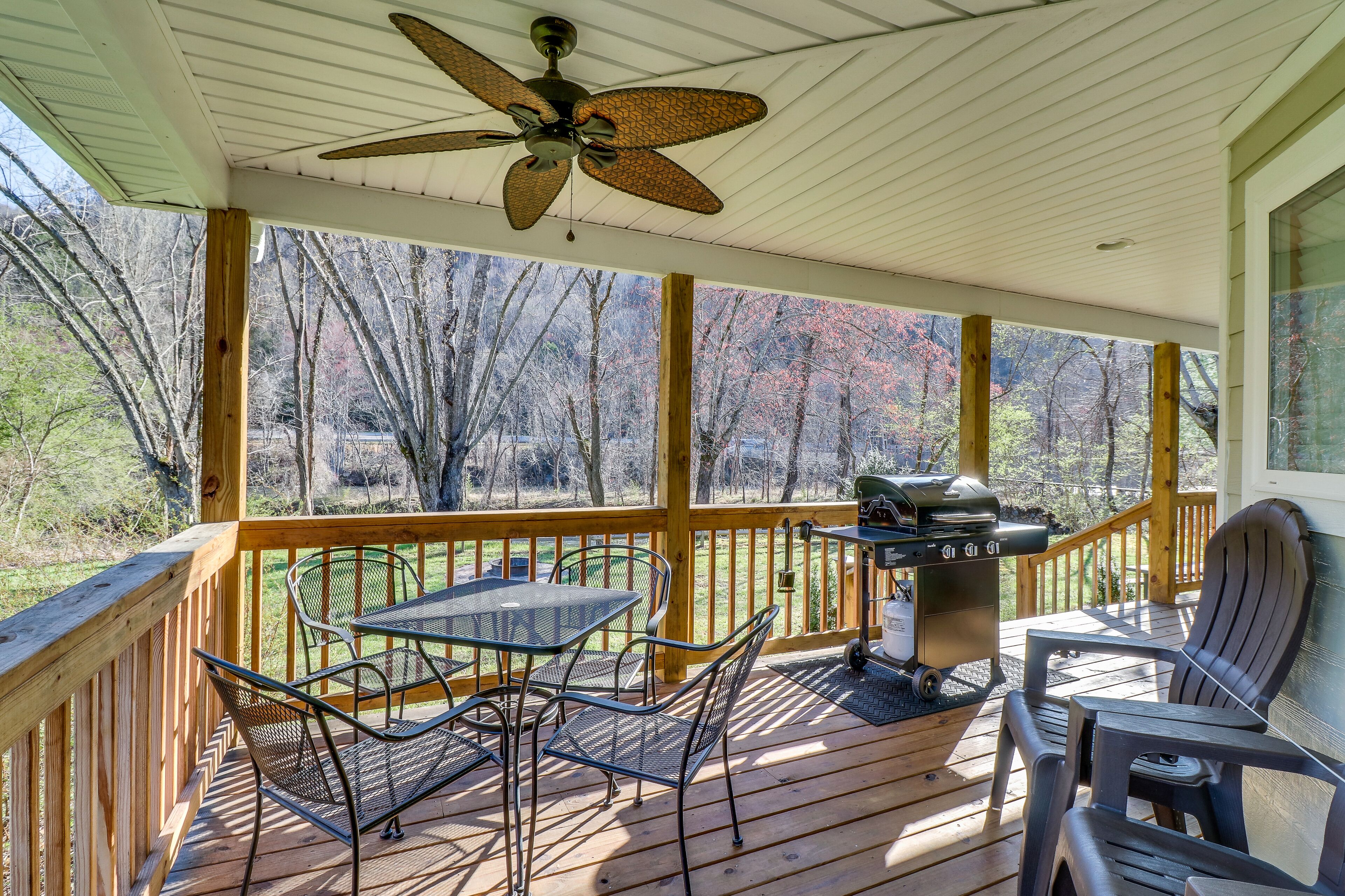 Handicap accessible riverfront home - outdoor firepit & hot tub