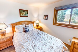 2 bedrooms, iron/ironing board, free Internet, bed sheets