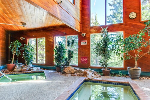 Comfy condo with furnished patio, & wood-burning fireplace