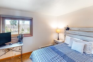 2 bedrooms, iron/ironing board, free Internet, bed sheets