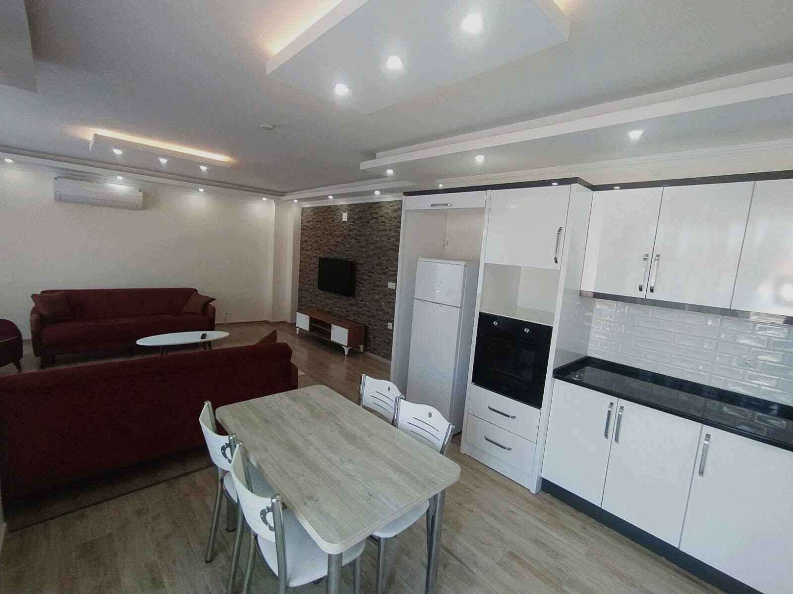 Appartement, 2 slaapkamers | Woonkamer | Een 32-inch ledtelevisie met satellietzenders en televisie