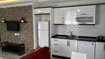 Deluxe Apartment, City View | Private kitchenette | Fridge, stovetop, cookware/dishes/utensils