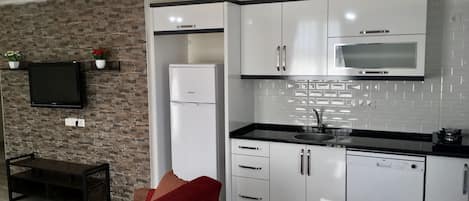 Apartamento Deluxe, vistas a la ciudad | Cocina básica privada | Frigorífico, placa de cocina y utensilios de cocina