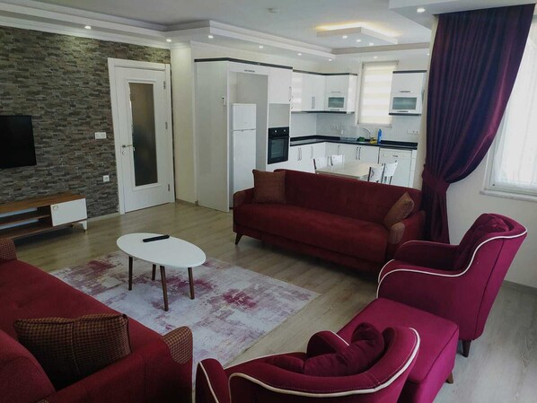 Apartemen, 2 kamar tidur | Ruang keluarga | Televisi LED 32-inci dengan saluran TV satelit dan TV