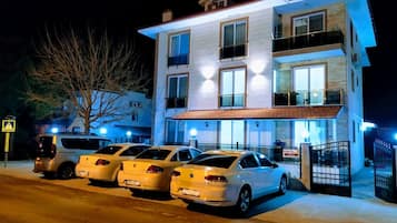 Facciata della struttura - sera/notte