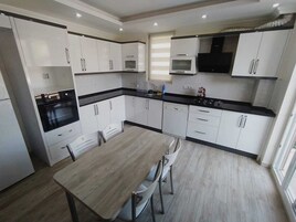 Refrigerador, placa de cocina, utensilios de cocina
