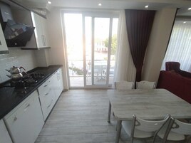 Refrigerador, placa de cocina, utensilios de cocina