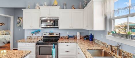 Private kitchen | Fridge, microwave, oven, dishwasher