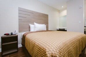 Basic Single Room, 1 King Bed | 1 bedroom, desk, iron/ironing board, free WiFi - Scottish Inn & Suites (Baytown)