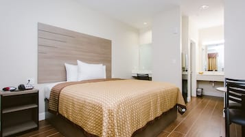 Basic Single Room, 1 King Bed | 1 bedroom, desk, iron/ironing board, free WiFi