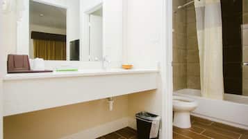 Combined shower/tub, towels