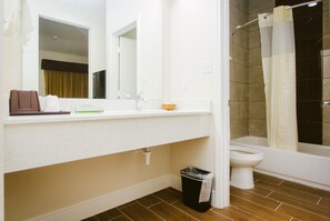 Bañera con ducha, toallas