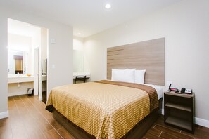 Basic Single Room, 1 King Bed | 1 bedroom, desk, iron/ironing board, free WiFi - Scottish Inn & Suites (Baytown)