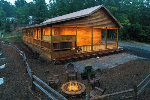 Mountain-view lodge home with private hot tub & large covered porch