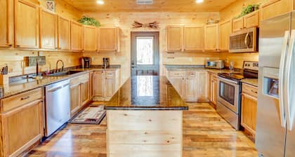 Mountain Lodge casa con jacuzzi privado y porche cubierto!