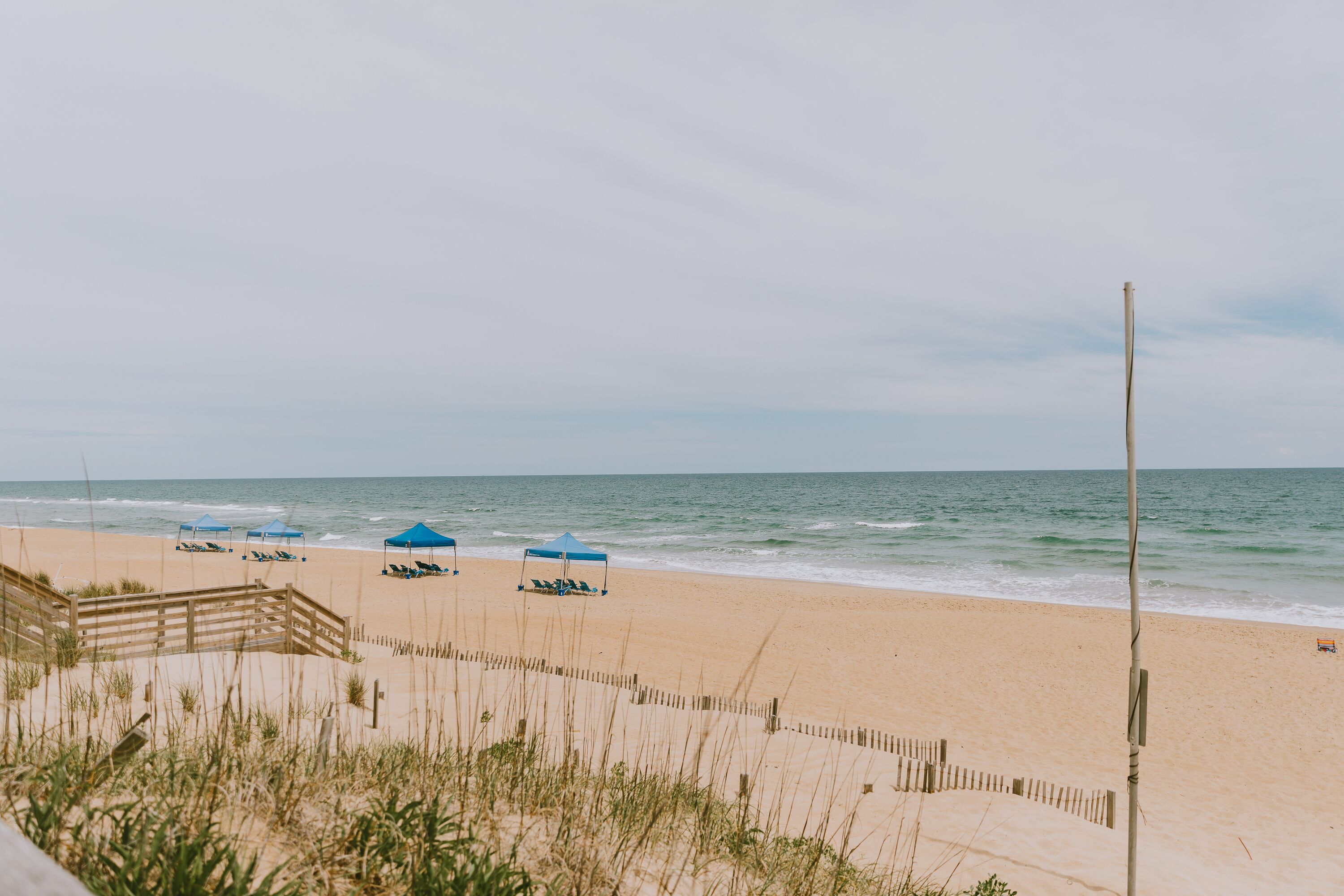 Nær stranden og solsenger