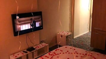 Meja kerja, setrika/meja setrika, Wi-Fi gratis, dan seprai linen