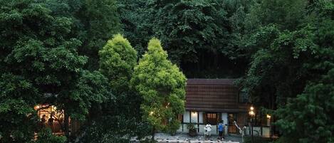 住宿正面 (夜晚)