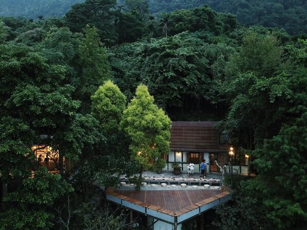 Front of property – evening/night - Deep Breath B&B (Shoufeng)