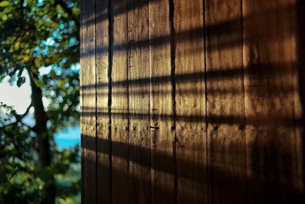 Una valla de madera con tablones verticales y vetas marcadas.